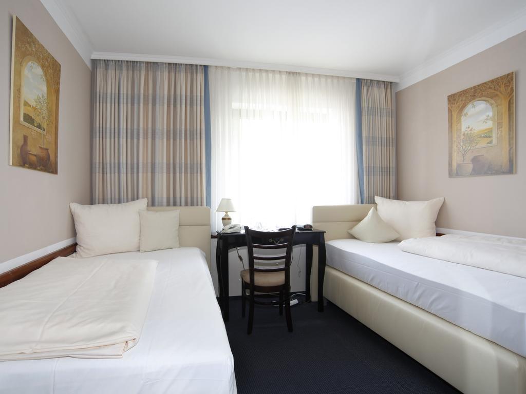 Unterföhring Hotel Garni Zum Gockl מראה חיצוני תמונה