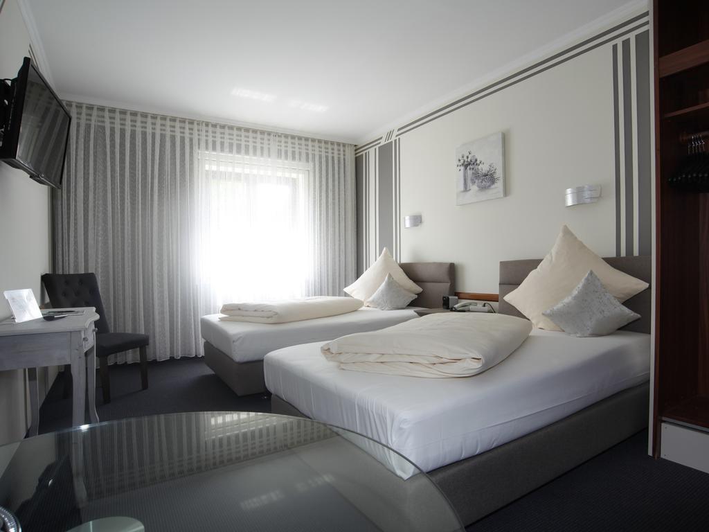 Unterföhring Hotel Garni Zum Gockl מראה חיצוני תמונה